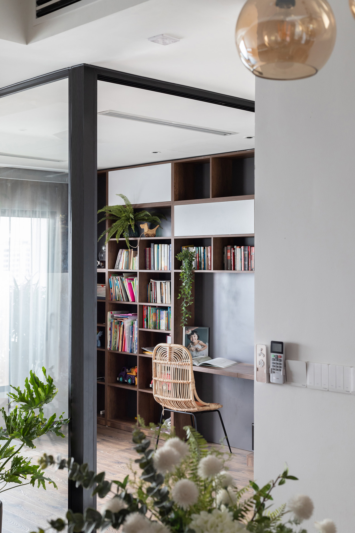 Vợ chồng trẻ hy sinh 1 phòng ngủ làm phòng đọc sách ngắm trọn Hồ Tây - 12 Vợ chồng trẻ hy sinh 1 phòng ngủ làm phòng đọc sách ngắm trọn Hồ Tây - 12