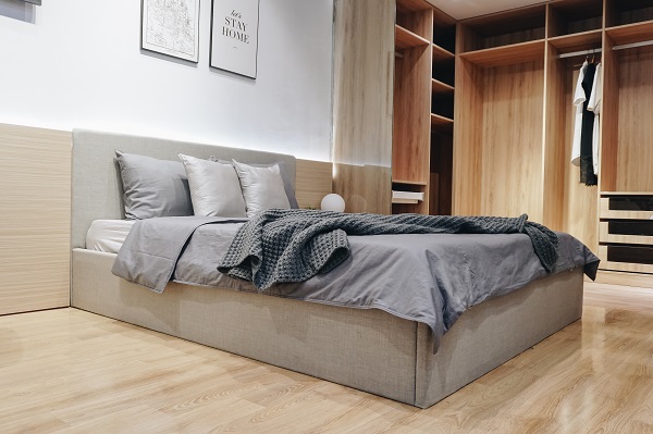 Giường đôi kiểu bệt đậm phong cách tối giản của người Nhật mang đến không gian phòng ngủ gọn gàng, tạo sự thư thái, dễ chịu