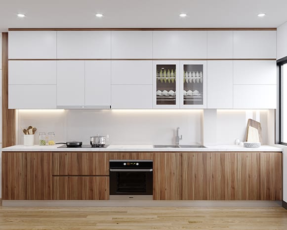 Thiết kế tủ bếp kịch trần kết hợp với tông màu trắng - nâu vân gỗ giúp tăng không gian lưu trữ và tạo cảm giác sáng, thoáng, ấm áp cho căn bếp 5m2