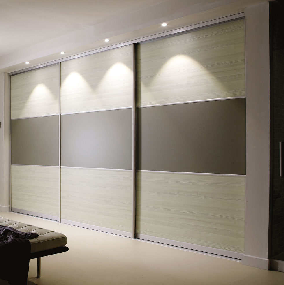 Điểm cộng của thiết kế tủ 3 cánh âm tường này là phần cửa lùa tiết kiệm không gian và cách sử dụng màu sắc hòa hợp, tạo nên tổng thể cân bằng, đồng bộ cho căn phòng.