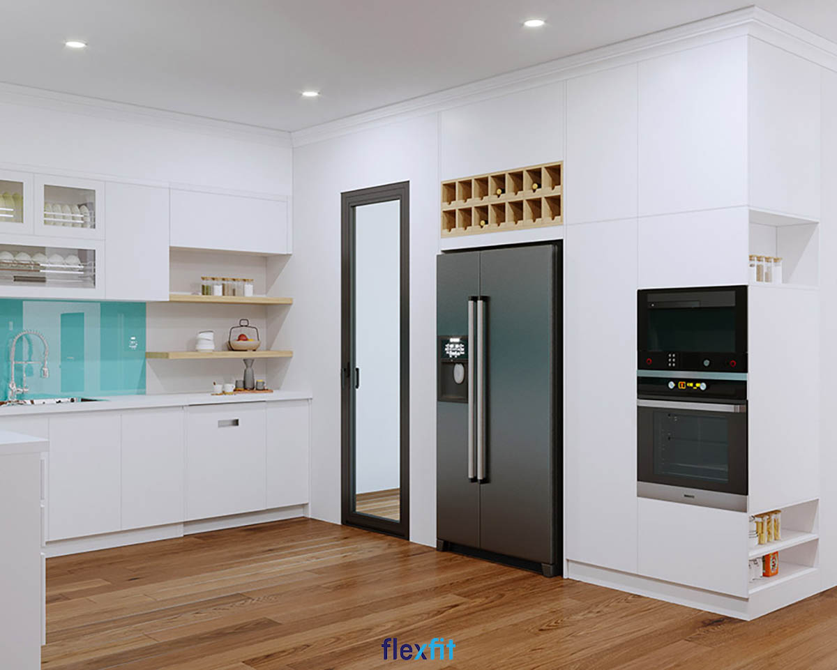 Quả là một sự lựa chọn tuyệt vời và tinh tế khi sử dụng mẫu tủ bếp chữ L màu trắng có thiết kế thêm chạn tủ bát kính và 2 hộc chứa mở kết hợp cùng những mảng tường màu xanh nổi bật giúp căn bếp trở nên tươi sáng và có điểm nhấn vô cùng thú vị. 