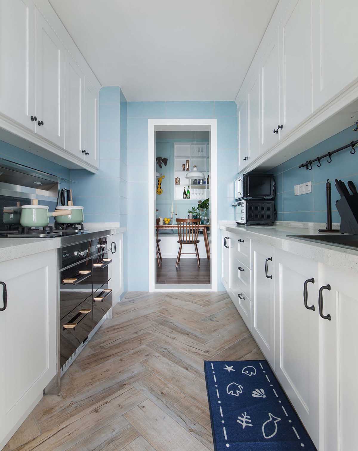 Mẫu tủ bếp song song kết hợp giữa màu xám và gam màu trắng tinh tế là sự lựa chọn hoàn hảo cho những người thích không gian nhẹ nhàng, trang nhã.