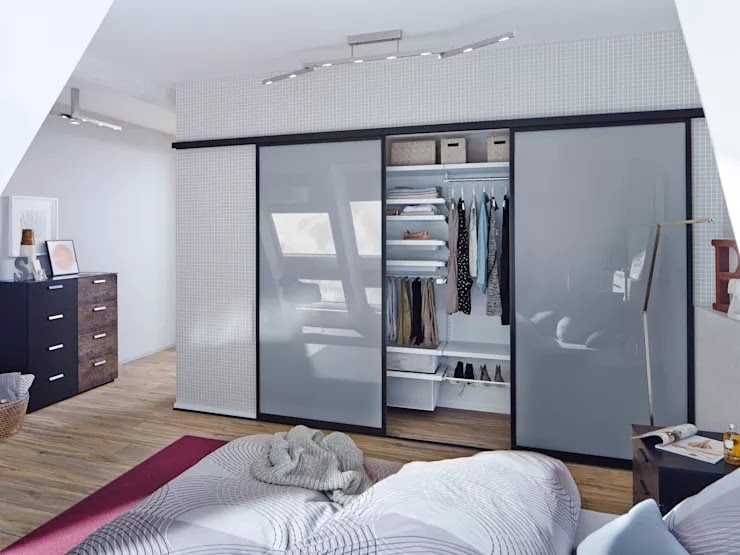 Tủ quần áo âm tường ẩn sâu bên trong giống như bức vách tường phẳng, mang đến không gian thoáng đãng và đẹp mắt hơn