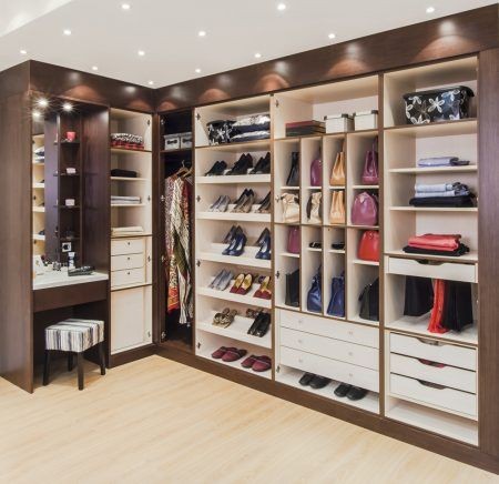 Kiểu tủ quần áo kết hợp với bàn trang điểm giúp nâng cao tiện ích và cả tính thẩm mỹ cho căn phòng.
