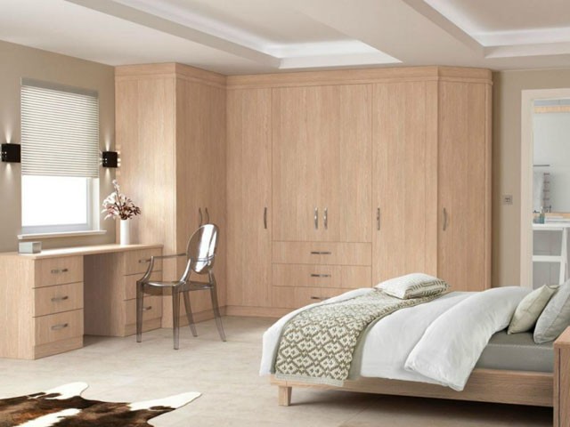 Thiết kế tủ quần áo chữ L được kết hợp với bàn làm việc mang lại một không gian sống vô cùng tiện nghi.
