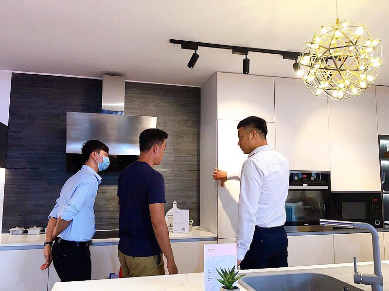 Nhân viên tư vấn nhiệt tình giúp bạn tìm được sản phẩm và chất liệu phù hợp