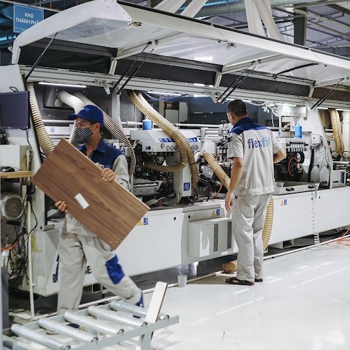 Gỗ MDF được sản xuất dưới dạng tấm ván có kích thước tiêu chuẩn nên sẽ dễ dàng trong việc vận chuyển, thi công và lắp ráp thành tủ bếp