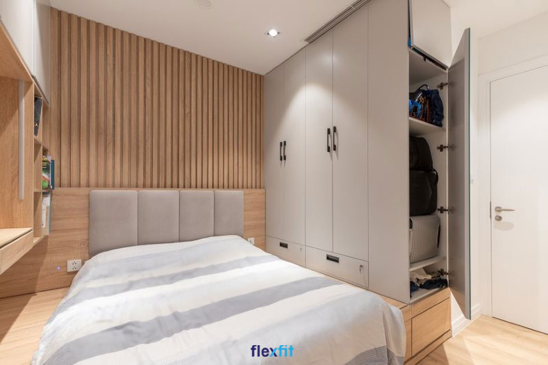 Tủ quần áo 2m làm từ chất liệu lõi MDF phủ Laminate bền, chịu lực tốt. Thiết kế tủ thông minh có cửa mở cạnh bên tiện lợi và tối ưu không gian lưu trữ đồ.