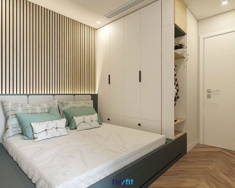 Tủ quần áo 2m cùng hệ thống liền mạch với giường ngủ và kệ trang trí đồng bộ, giúp tiết kiệm không gian. Tủ màu trắng giúp cân bằng thiết kế kịch trần, tránh tạo cảm giác bí bách.
