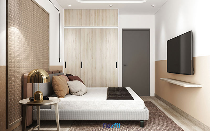Tủ quần áo cửa lùa màu gỗ sáng mộc mạc, thiết kế kịch trần tiết kiệm không gian, tăng khả năng lưu trữ và rất hài hòa về màu sắc với các nội thất trong phòng.
