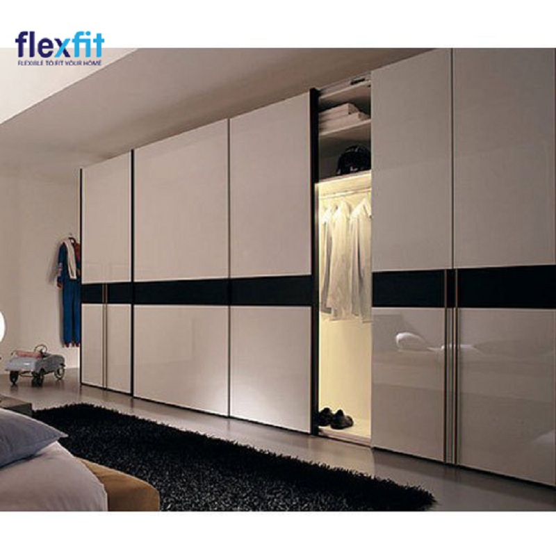 Tủ quần áo 5 cánh cửa lùa với bề mặt ngoài được phủ chất liệu sáng bóng giúp không gian phòng vừa sang trọng, vừa đẳng cấp. Đặc biệt, bên trong tủ còn được bố trí đèn chiếu sáng giúp người dùng thuận tiện nhất khi sử dụng.