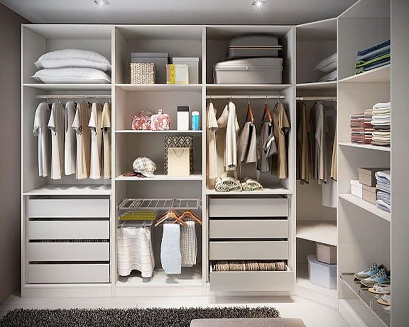 Mẫu tủ quần áo không cánh này được thiết kế với nhiều ngăn chứa khác nhau, gồm: ngăn treo đồ, ngăn kéo, ngăn chứa đồ… Nhờ đó, bạn có thể tùy ý sắp xếp các đồ dùng gọn gàng, ngăn nắp.