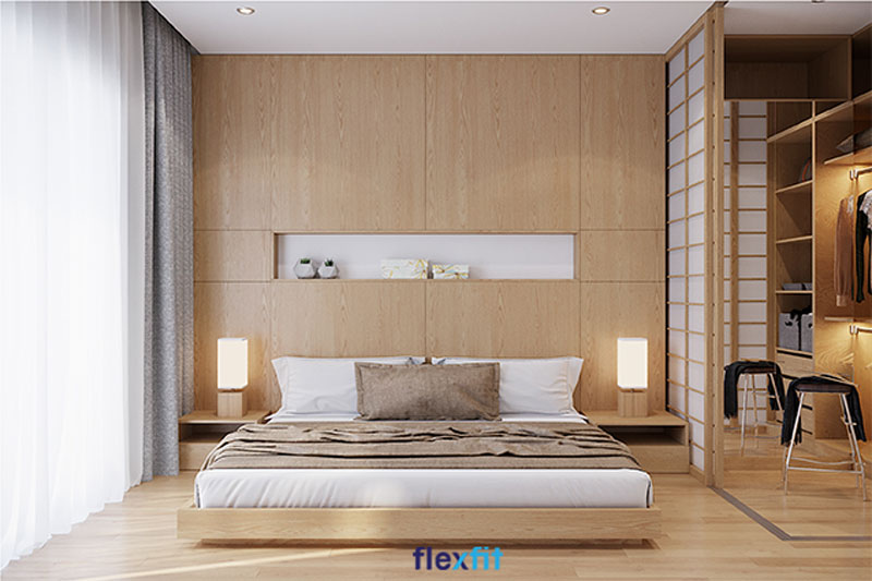 Phòng ngủ diện tích 38m2 có tủ quần áo liền giường thiết kế theo phong cách Á Đông với cửa lùa độc đáo, tạo thành một phòng thay đồ riêng biệt. Chất liệu sử dụng lõi MDF phủ Laminate chống trầy xước, bền đẹp dài lâu, giá thành hợp lý.