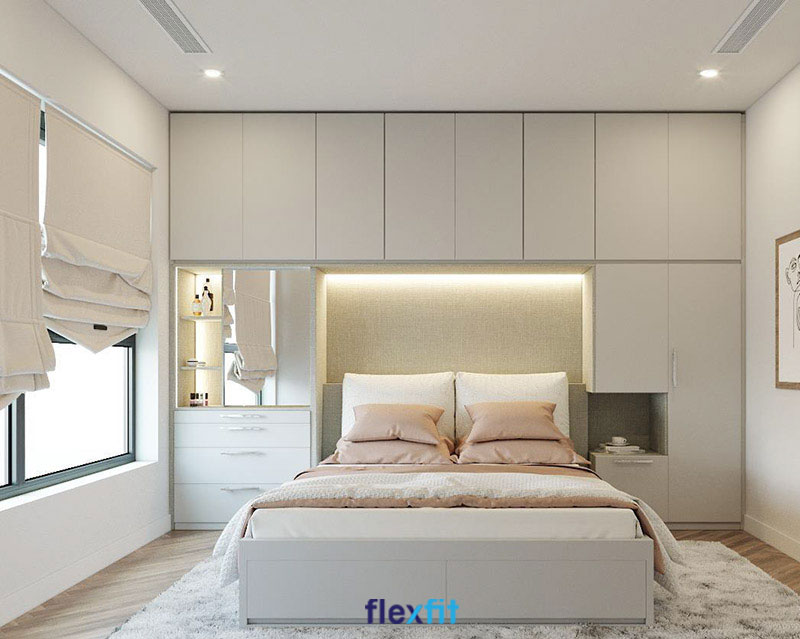 Mẫu tủ quần áo liền giường trên có bố cục quen thuộc, với vài chi tiết sáng tạo nhỏ mang đến vẻ đẹp tinh tế, mới lạ. Một đoạn tủ quần áo khoét rỗng tạo thành bàn đầu giường tiện lợi, ở phía còn lại là tủ dạng hộc kéo, bên trên có lắp gương và kệ nhỏ có tác dụng như bàn trang điểm.