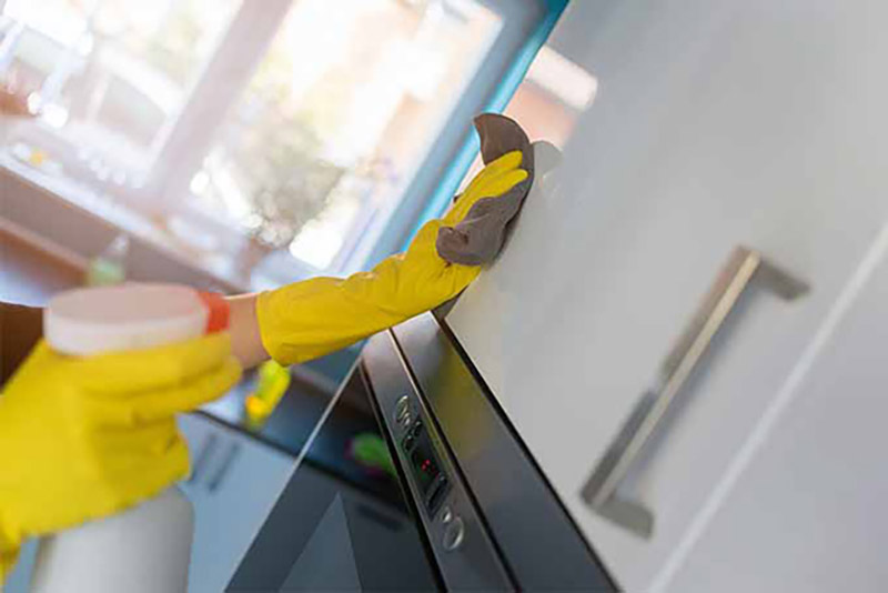 Vệ sinh tủ bếp Acrylic bằng khăn mềm ẩm