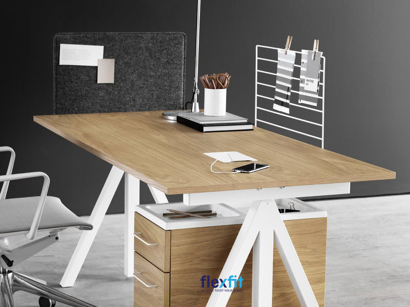 Mẫu bàn làm việc gỗ MDF kết hợp ngăn kéo tủ hiện đại, thu hút bởi thiết kế chân bàn cách điệu. Tông màu sắc phối nâu gỗ trầm của bộ bàn làm việc này giúp không gian trở nên đẹp và sang trọng hơn.
