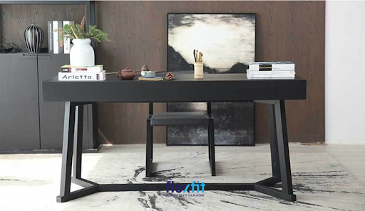Đây là mẫu bàn làm việc màu đen phù hợp với phòng làm việc của giám đốc. Bàn có thiết kế ấn tượng, mới mẻ ở phần chân bàn. Diện tích bàn tương đối rộng cho bạn có thể đặt để các vật dụng, sách, tài liệu trên bàn mà không gây chật chội.