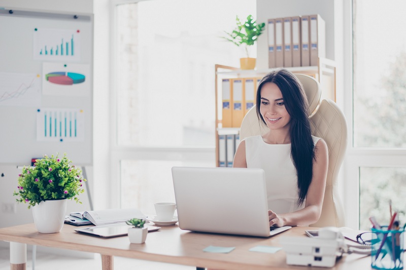 Những chậu cây xanh để bàn giúp không gian làm việc thân thiện, tạo sự thoải mái và hút bức xạ máy tính rất hiệu quả.