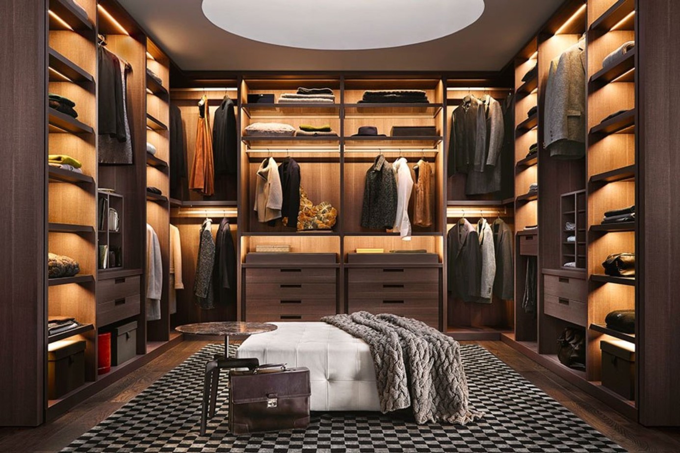 Dường như căn phòng của bạn trở thành một shop thời trang sang trọng nhờ thiết kế tủ chữ U màu vân gỗ độc đáo. Các ngăn chứa cũng được thiết kế và sắp xếp một cách tài tình mang đến sự hòa hợp hoàn mỹ.