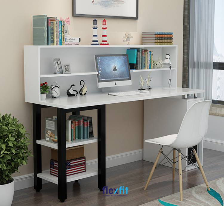 Bàn làm việc màu trắng liền kệ trang trí kết hợp chân bàn một bên để cây máy tính, một bàn chia ngăn để sách, đồ đạc tiện dụng.