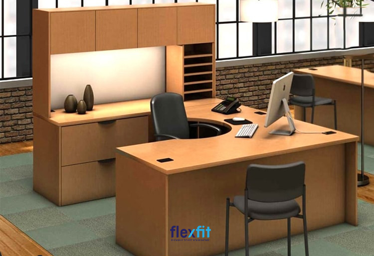 Bàn máy tính chữ U được tích hợp tủ, kệ đựng đồ cho phép bạn lưu trữ tài liệu, vật dụng thoải mái theo phân loại. Ngoài ra, bàn còn có các lỗ thông minh giúp bạn đi dây điện gọn gàng và đảm bảo thẩm mỹ.