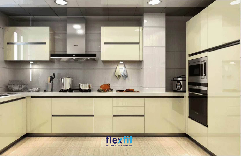 Tủ bếp chữ U Acrylic màu trắng sữa vừa “ăn gian” không gian hiệu quả, vừa không tạo sự lạnh lẽo cho gian bếp. 