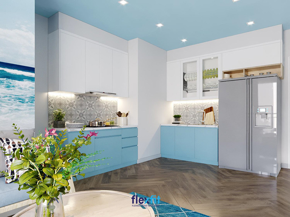 Không thể phủ nhận tông trắng phối cùng xanh dương sáng của tủ bếp đã giúp căn bếp bình thường biến hóa sống động, thu hút đến vậy. Mảng tường giữa tủ bếp trên và dưới với các họa tiết hoa văn màu đen - trắng cũng góp phần giúp gian bếp nổi bật hơn.