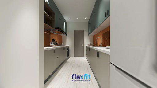 Gian bếp nhỏ ấm cúng với thiết kế tủ bếp song song sử dụng tinh tế màu tủ bếp xanh lá đậm, xám và mảng tường màu cam ở giữa.
