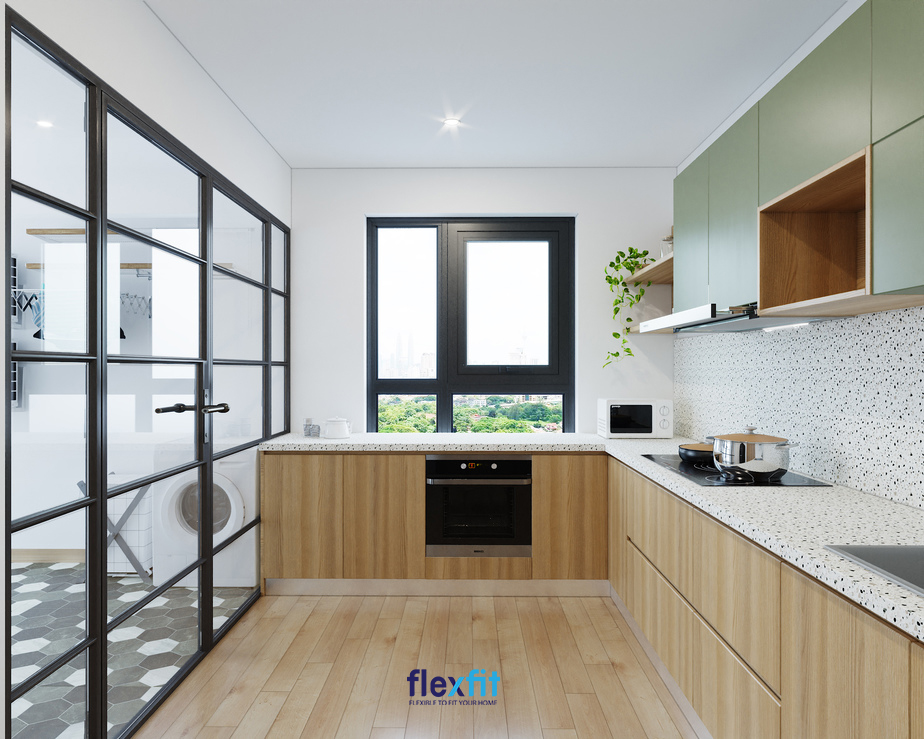 Tủ bếp chữ L đẹp, ấn tượng nhờ kết hợp màu xanh rêu của tủ bếp trên và màu nâu gỗ của tủ bếp dưới, cùng đá ốp họa tiết đen - trắng.