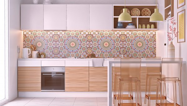 Đơn giản về thiết kế nhưng không gian bếp này vẫn vô cùng nổi bật nhờ vào các họa tiết ốp tường mới lạ, bắt mắt. Ngoài ra, nội thất được sử dụng đồng bộ với tủ bếp giúp cho không gian trở nên hòa quyện vô cùng thú vị. 