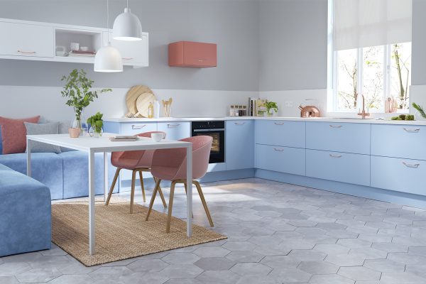 Đây chắc hẳn là mẫu thiết kế phòng bếp mà những tín đồ yêu thích màu sắc không thể bỏ qua. Sự phối màu độc đáo giữa màu xanh dương với màu hồng pastel mang lại cho không gian vẻ đẹp mộng mơ nhưng vẫn giữ được sự hiện đại, trẻ trung và tiện nghi.
