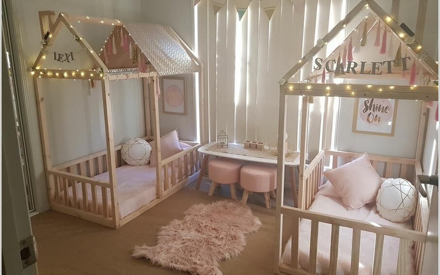 Phòng ngủ cho bé sinh đôi với tông màu hồng