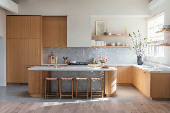 Thiết kế đồng điệu giữa tường gạch cũng như thiết kế mẫu bếp giúp căn bếp trở nên vô cùng ấn tượng. Đừng quên tạo thêm những điểm nhấn cho không gian bằng những bông hoa sắc màu để tạo nên một gian bếp hoàn hảo nhất. 