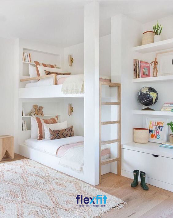Mẫu giường tầng được thiết kế sát tường kết hợp với kệ sách ở đầu giường giúp tiết kiệm không gian sống 1 cách tối đa nhất.