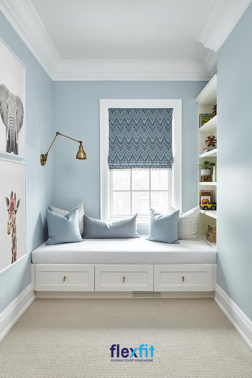 Thiết kế phòng ngủ tiết kiệm không gian với giường ngủ được tích hợp với kệ sách, kệ trang trí âm tường