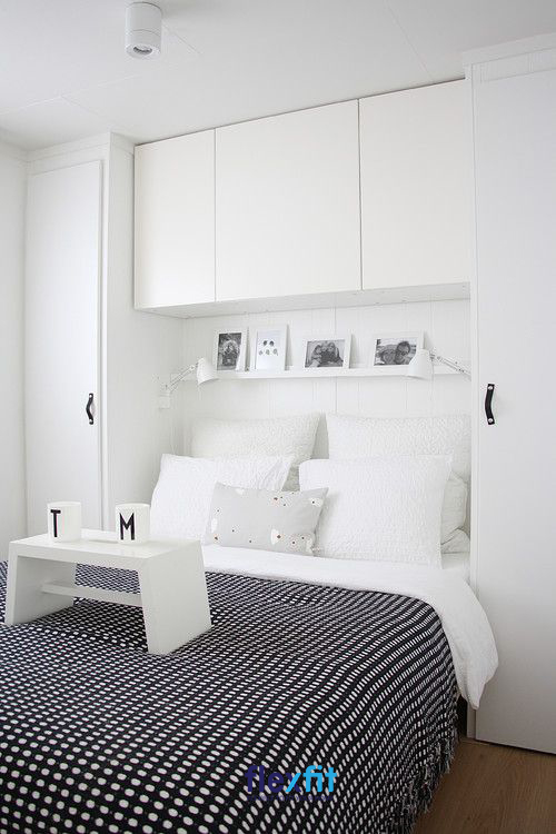 Tủ quần áo thông minh sở hữu màu trắng ấn tượng mang lại vẻ đẹp hiện đại cho căn phòng.