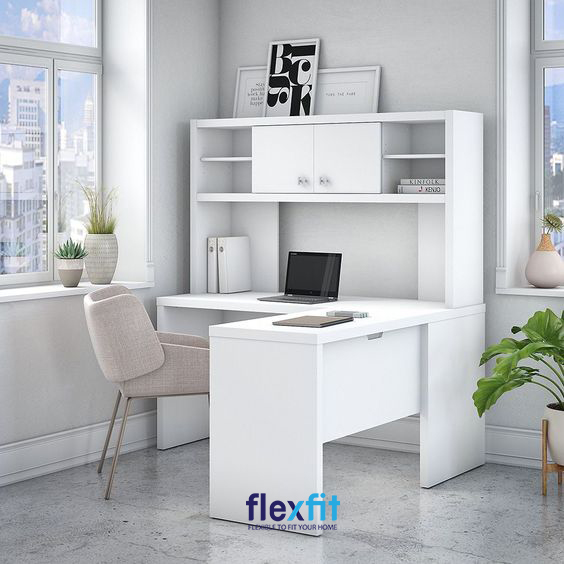 Bàn làm việc chữ L tại nhà được kết hợp với kệ đựng tài liệu chắc chắn sẽ giúp công việc của bạn diễn ra thuận lợi hơn.