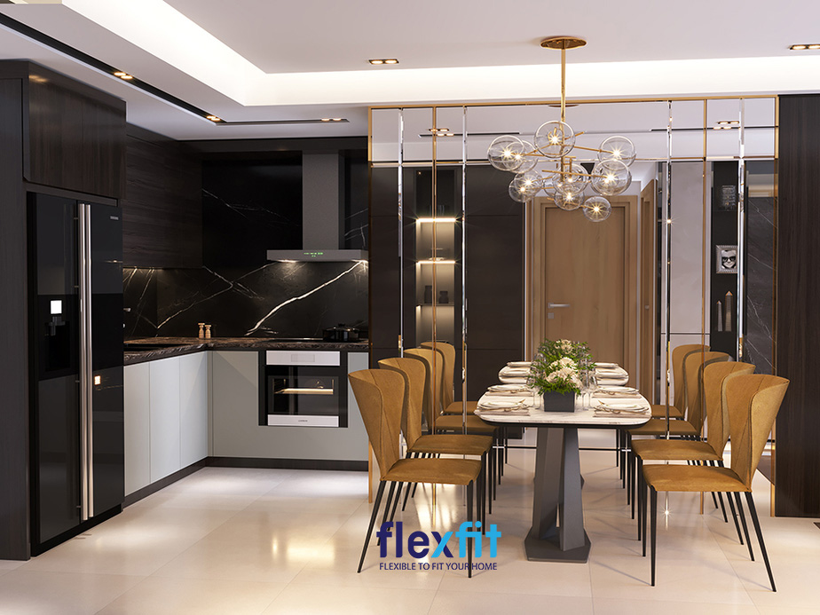 Trần được thiết kế nổi bật cùng hệ thống đèn chiếu sáng giúp căn bếp trở nên lung linh và rực rỡ hơn. 