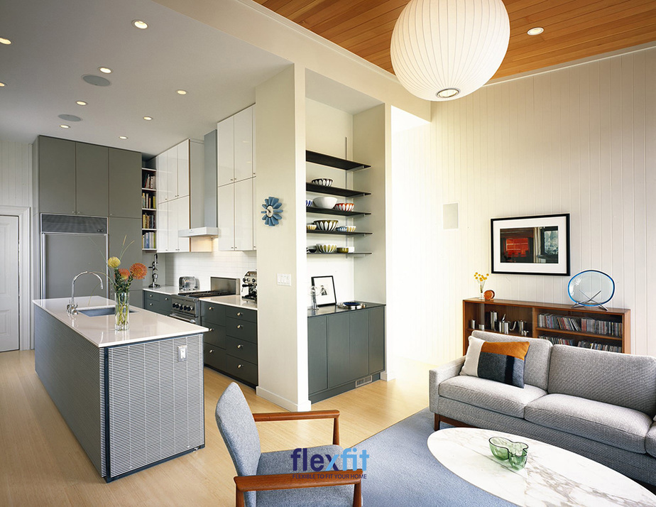 Phòng bếp thông với phòng khách cùng sử dụng tông màu xanh làm chủ đạo tạo thành không gian chung nhưng vẫn rõ ràng về chức năng rất tinh tế