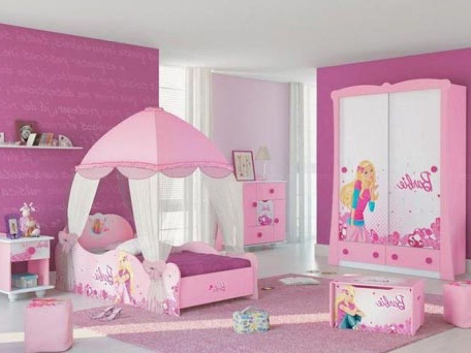 Giường, tủ hình búp bê Barbie trong căn phòng có tông hồng