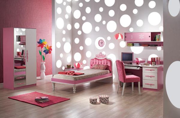 Bạn có thể âm đèn vào tường để bổ sung ánh sáng cho căn phòng