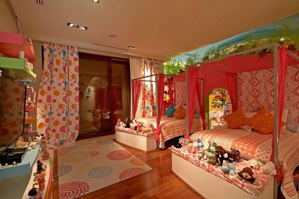 Bạn cũng có thể trang trí gấu bông quanh giường bé