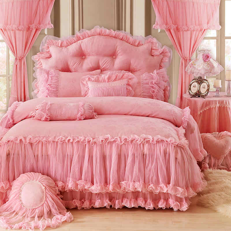Màn ngủ, ga giường, chăn màn, gối cùng tông sẽ khiến căn phòng của bé thêm phần công chúa