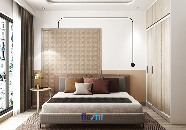 Đối với phòng ngủ dài và hẹp, việc sử dụng đồ nội thất tích hợp là lựa chọn thông minh giúp bạn có thêm nhiều không gian sử dụng hơn.