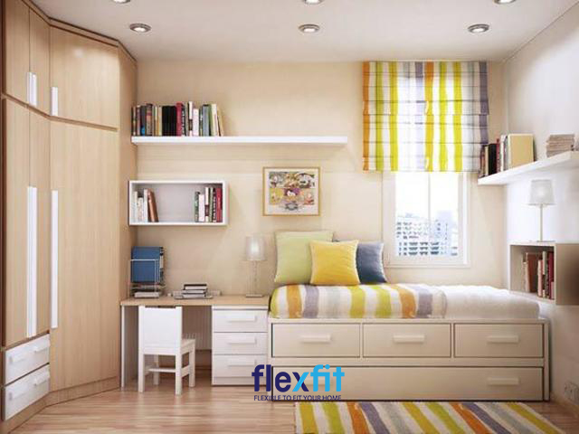 Tạo điểm nhấn cho căn phòng với rèm cửa và thảm màu sắc vô cùng độc đáo. Đặc biệt, không gian được tiết kiệm tối đa nhờ sử dụng các nội thất thông minh đa năng như giường tích hợp các ngăn kéo, tủ quần áo kịch trần...