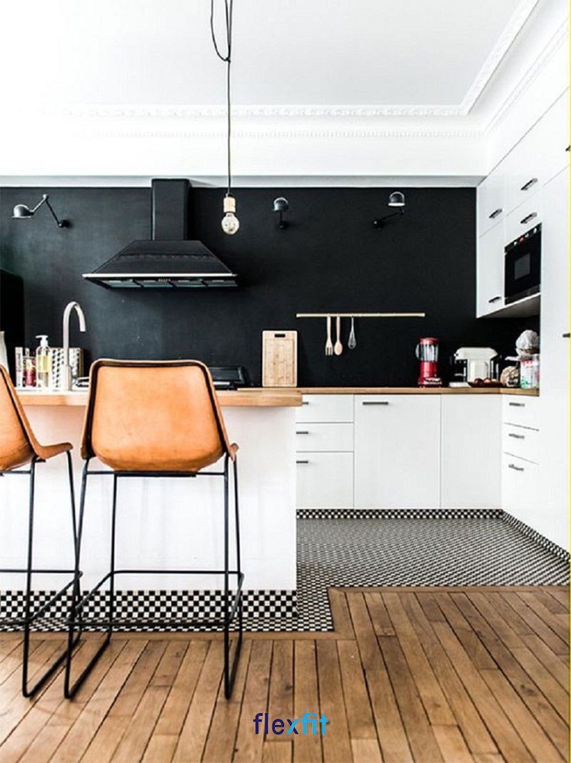 Mẫu phòng bếp gây ấn tượng mạnh với thiết kế tường đen tủ trắng