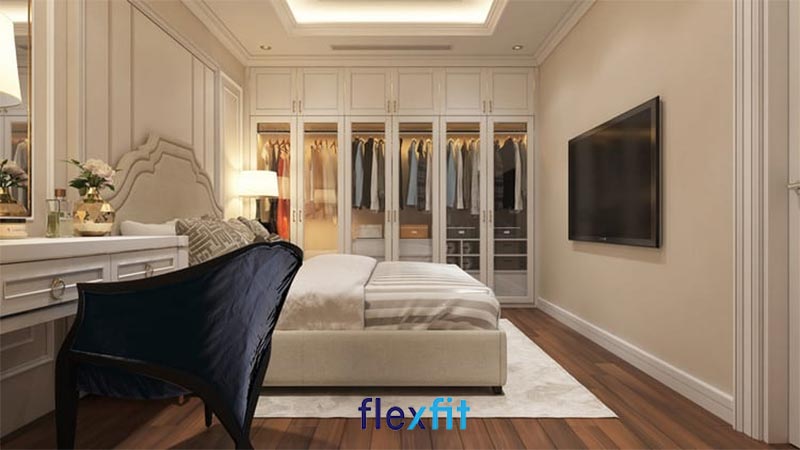 Nội thất phòng ngủ tân cổ điển với giường bọc nỉ, bàn trang điểm và tủ quần áo sơn bệt trắng bằng gỗ công nghiệp