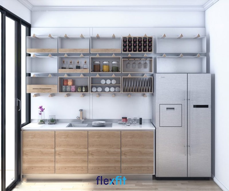 Mẫu thiết kế nội thất phòng bếp thông minh với kệ mở nhỏ gọn màu ghi sáng đem lại không gian hiện đại