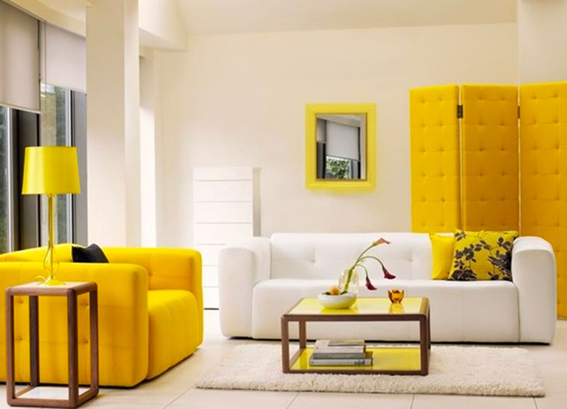 Một bộ sofa màu vàng mang lại điểm nhấn nổi bật cho phòng khách